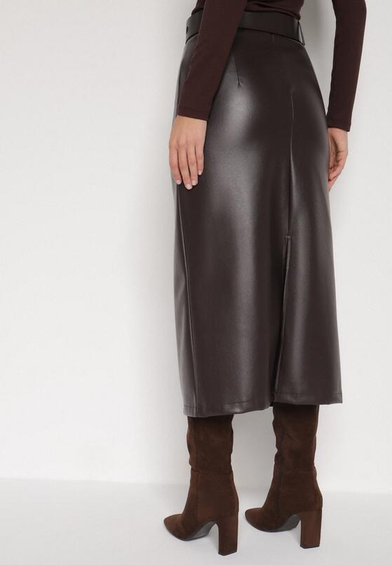 Brązowa Spódnica Ołówkowa z Imitacji Skóry z Paskiem z Dużą Klamrą Rewedia 3