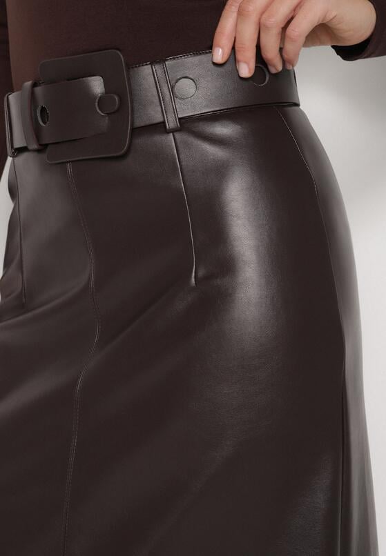 Brązowa Spódnica Ołówkowa z Imitacji Skóry z Paskiem z Dużą Klamrą Rewedia 5