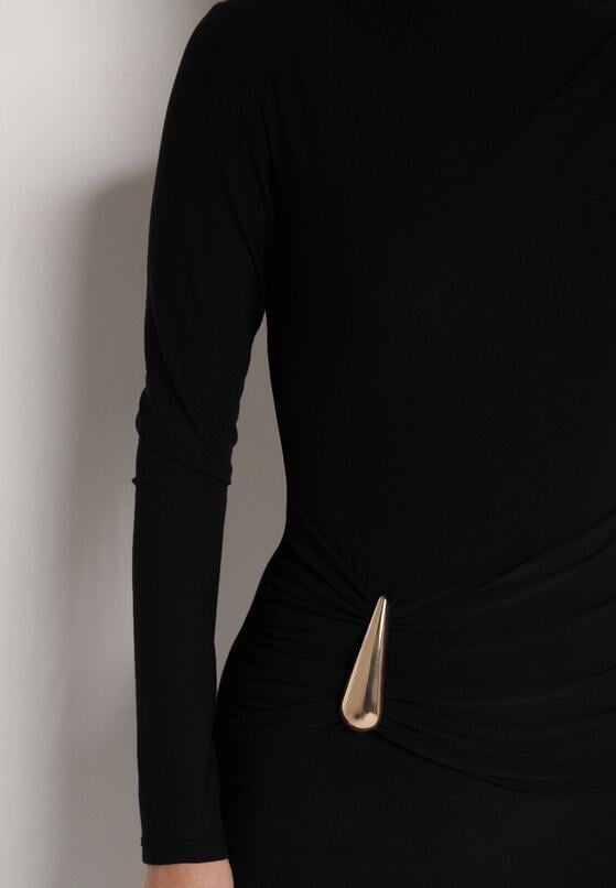 Czarna Dopasowana Sukienka Ozdobiona Metalicznymi Aplikacjami Vetimala 5