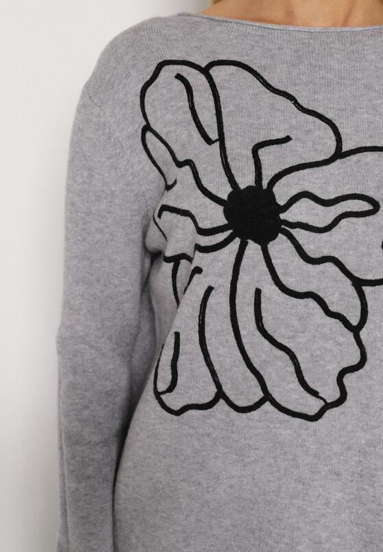 Szary Sweter Ozdobiony Haftowanymi Kwiatami Halatusea 5