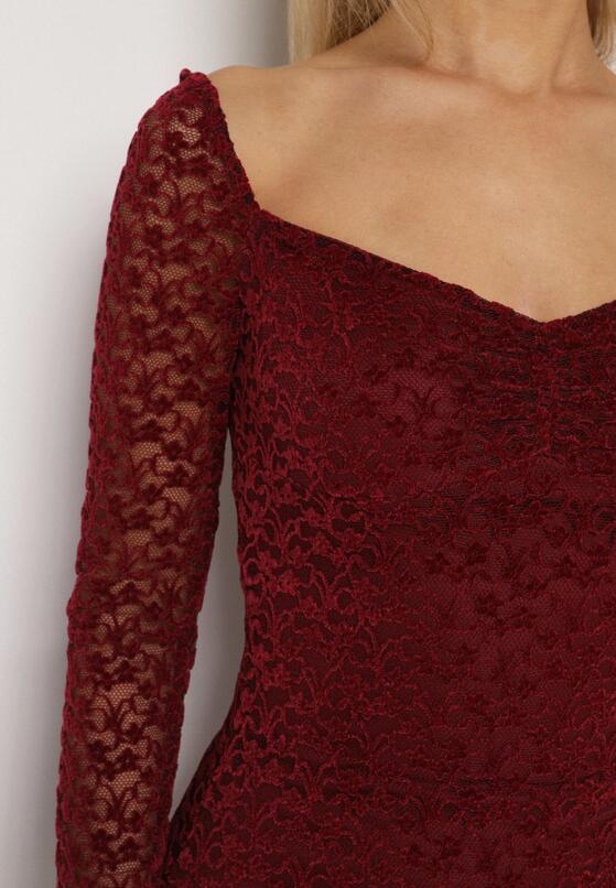 Bordowa Koronkowa Sukienka o Dopasowanym Kroju z Kwadratowym Dekoltem Tiwedesa 5