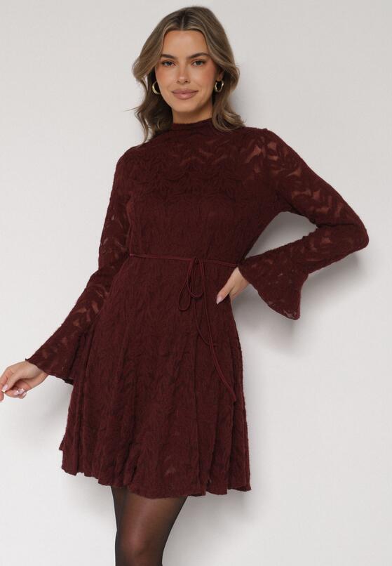 Bordowa Koronkowa Sukienka z Wiązaniem Półgolfem i Falbankami Alnefera 1