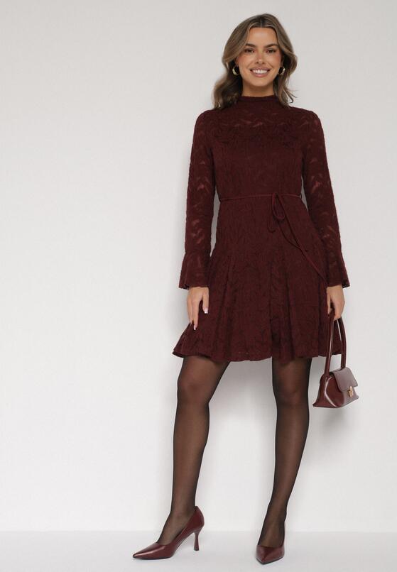 Bordowa Koronkowa Sukienka z Wiązaniem Półgolfem i Falbankami Alnefera 2