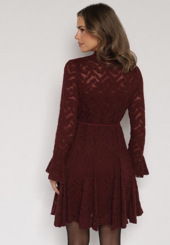 Bordowa Koronkowa Sukienka z Wiązaniem Półgolfem i Falbankami Alnefera 3