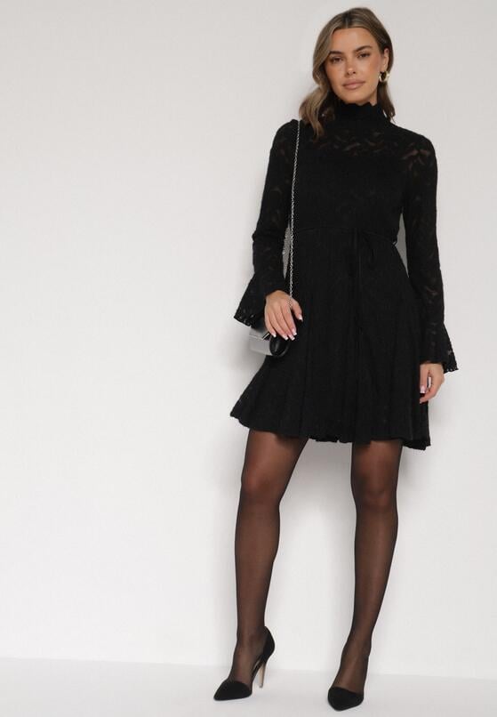 Czarna Koronkowa Sukienka z Wiązaniem Półgolfem i Falbankami Alnefera 2