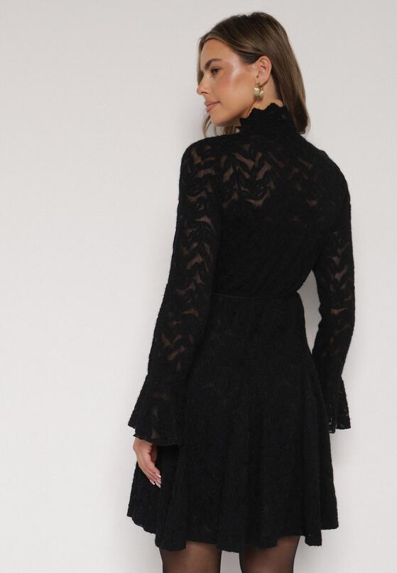 Czarna Koronkowa Sukienka z Wiązaniem Półgolfem i Falbankami Alnefera 3