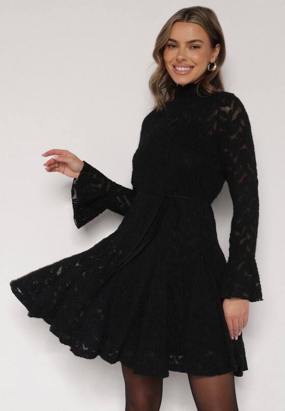 Czarna Koronkowa Sukienka z Wiązaniem Półgolfem i Falbankami Alnefera 4