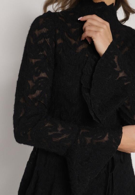 Czarna Koronkowa Sukienka z Wiązaniem Półgolfem i Falbankami Alnefera 5