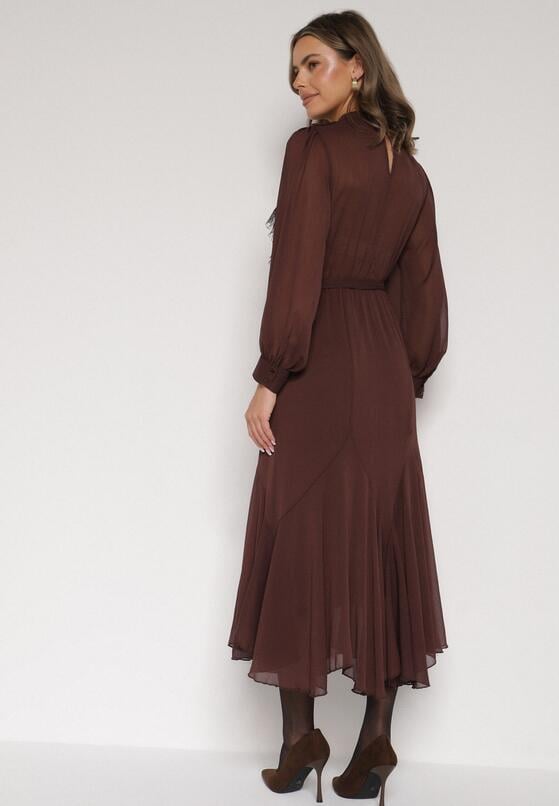 Brązowa Elegancka Sukienka z Bufiastymi Rękawami i Koronkowymi Falbankami Sewlina 3