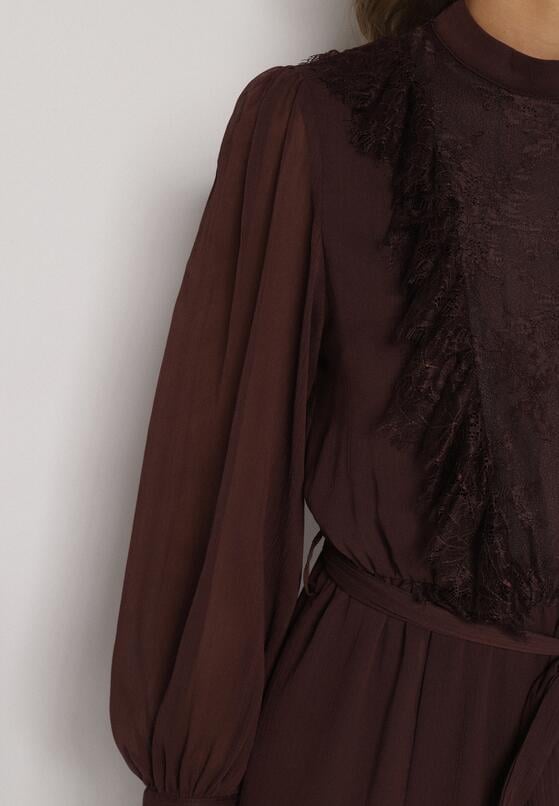 Brązowa Elegancka Sukienka z Bufiastymi Rękawami i Koronkowymi Falbankami Sewlina 5