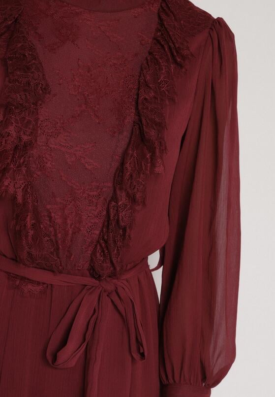 Bordowa Elegancka Sukienka z Bufiastymi Rękawami i Koronkowymi Falbankami Sewlina 5