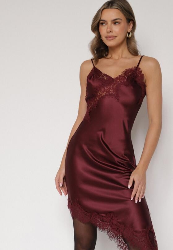 Bordowa Asymetryczna Sukienka z Satyny Ozdobiona Koronką Monivea 4