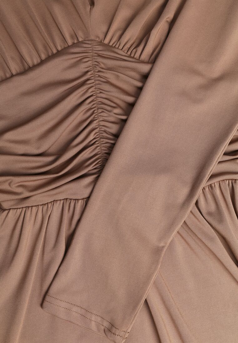 Brązowa Marszczona Sukienka Taliowana z Wiskozą z Dekoltem V i Długim Rękawem Emirie 8