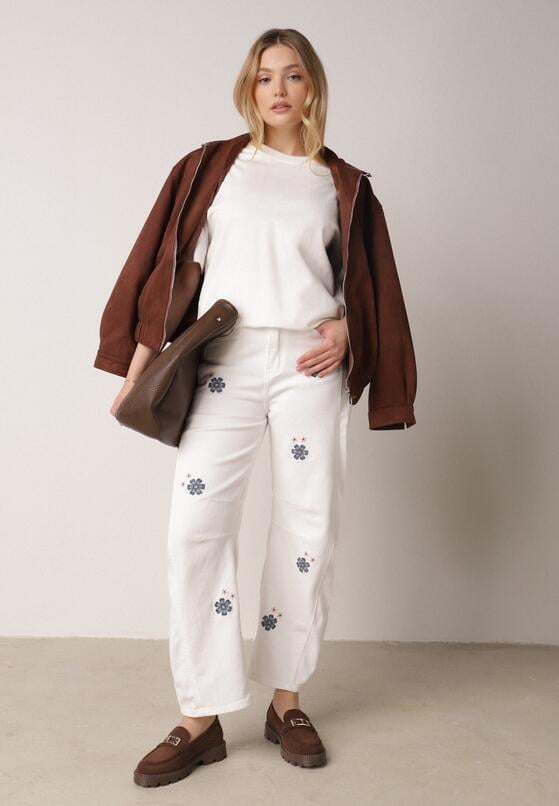 Białe Jeansy Balloon z Wysokim Stanem Zdobione Haftem w Kwiaty Thertheris 1