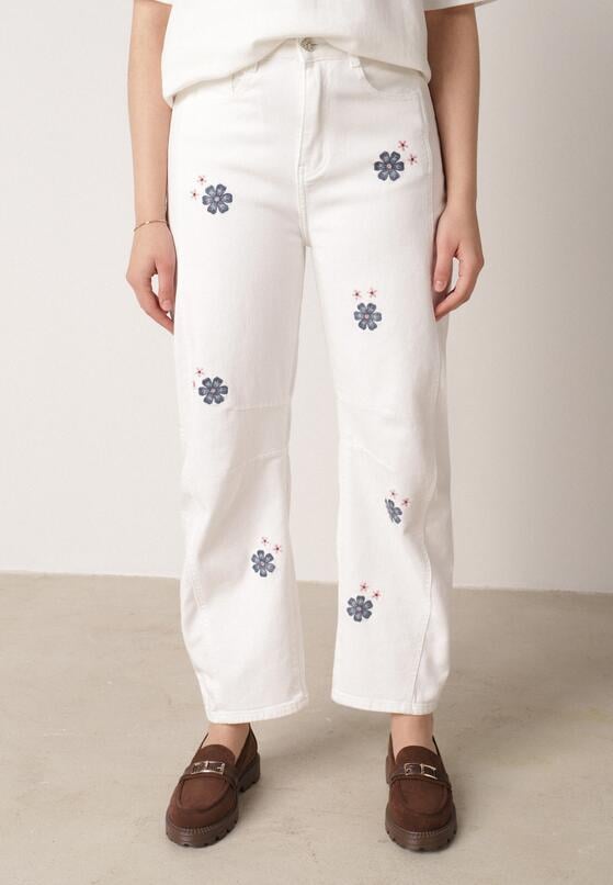 Białe Jeansy Balloon z Wysokim Stanem Zdobione Haftem w Kwiaty Thertheris 2