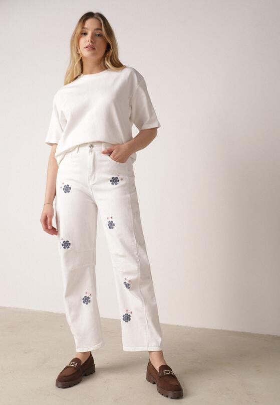 Białe Jeansy Balloon z Wysokim Stanem Zdobione Haftem w Kwiaty Thertheris 4