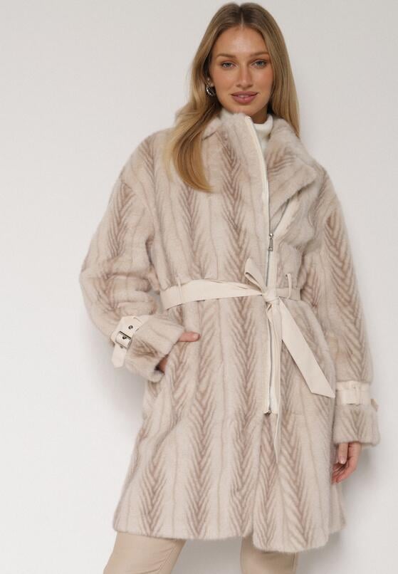 Jasnobeżowy Futrzany Płaszcz z Wiązanym Paskiem i Ozdobnymi Sprzączkami Felryna 1