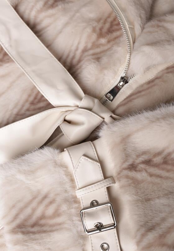 Jasnobeżowy Futrzany Płaszcz z Wiązanym Paskiem i Ozdobnymi Sprzączkami Felryna 8