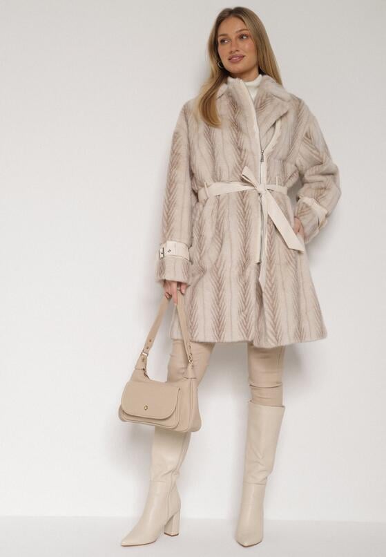 Jasnobeżowy Futrzany Płaszcz z Wiązanym Paskiem i Ozdobnymi Sprzączkami Felryna 2