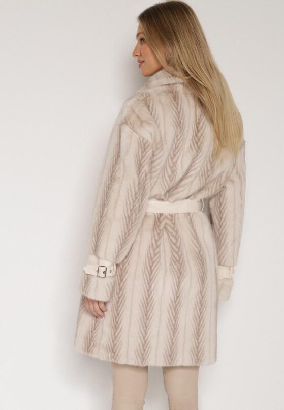 Jasnobeżowy Futrzany Płaszcz z Wiązanym Paskiem i Ozdobnymi Sprzączkami Felryna 3