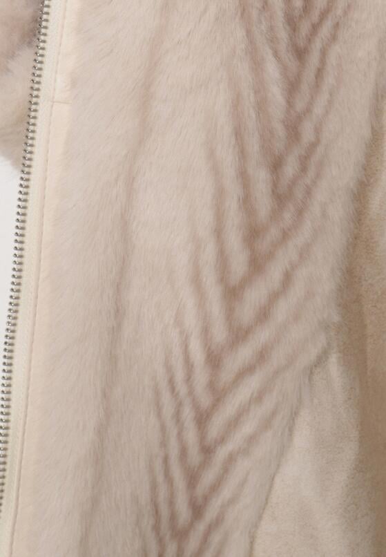 Jasnobeżowy Futrzany Płaszcz z Wiązanym Paskiem i Ozdobnymi Sprzączkami Felryna 5