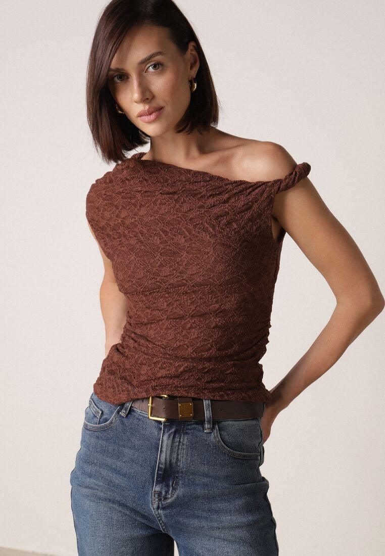 Brązowa Koronkowa Bluzka o Asymetrycznym Kroju na Jedno Ramię Nerasos 1