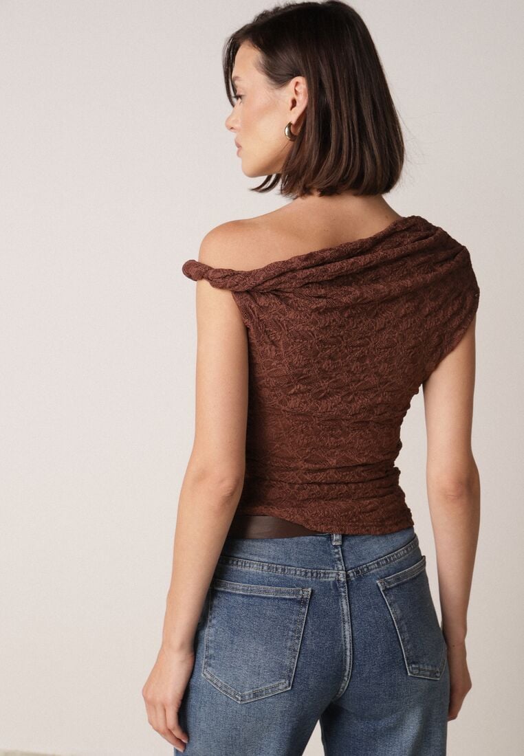 Brązowa Koronkowa Bluzka o Asymetrycznym Kroju na Jedno Ramię Nerasos 3