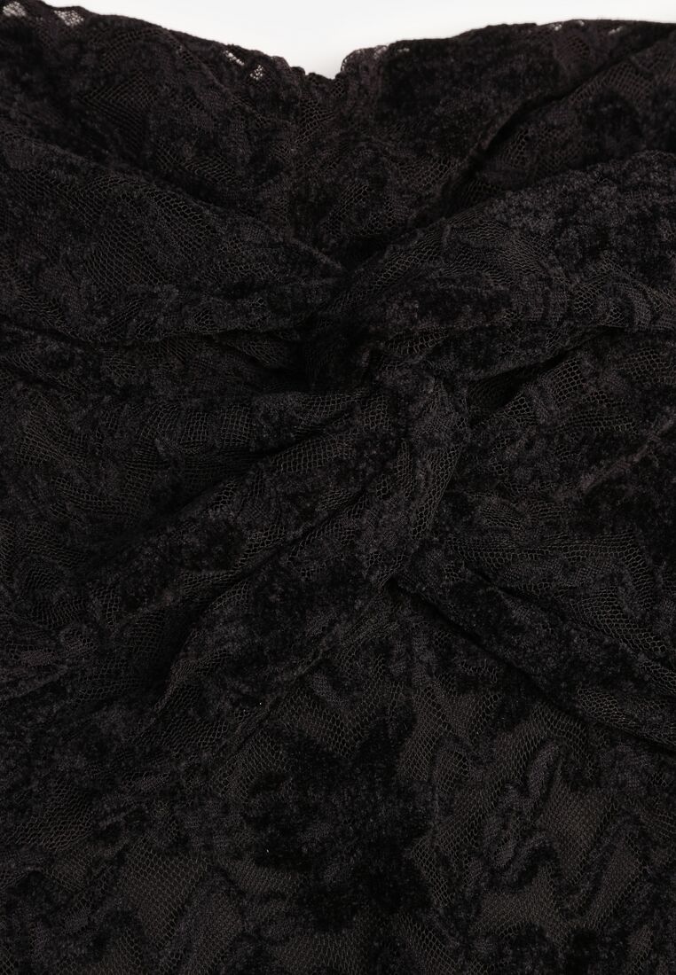 Czarna Dopasowana Sukienka Koronkowa z Odkrytymi Ramionami i Węzłem Serehaneh 8