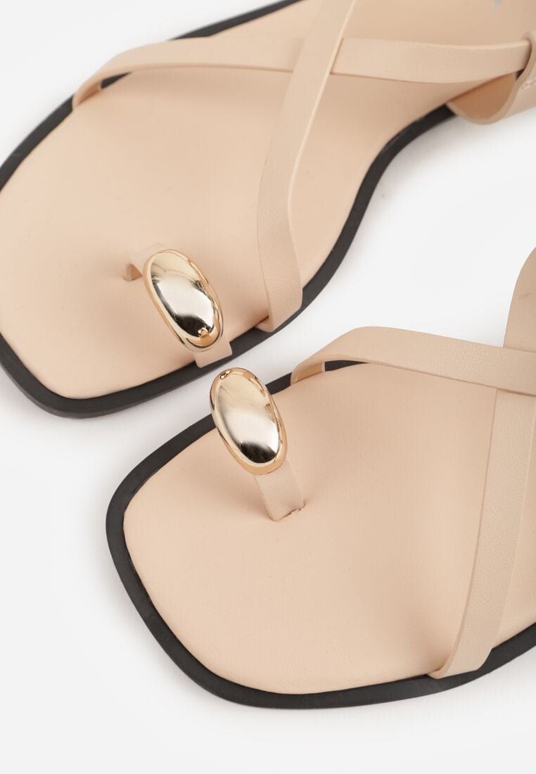 Beżowe Sandały w Stylu Japonek z Metaliczną Ozdobą Catelin 7