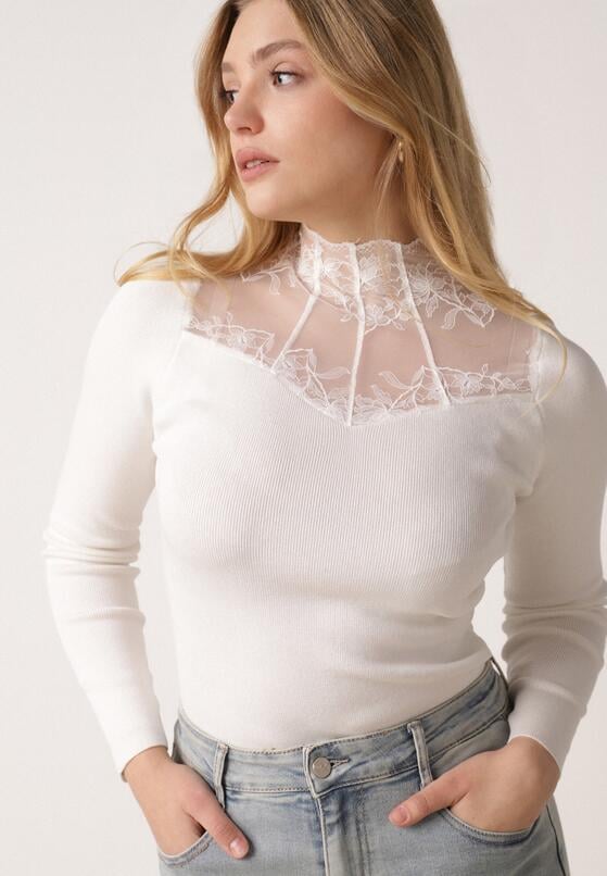 Biały Dopasowany Sweter z Półgolfem z Wiskozą Zdobiony Koronkową Siateczką Genna 1