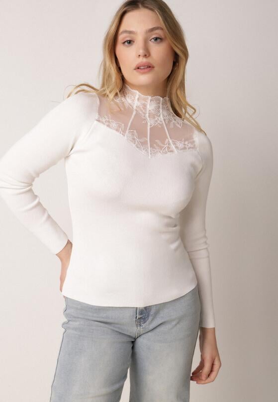 Biały Dopasowany Sweter z Półgolfem z Wiskozą Zdobiony Koronkową Siateczką Genna 4