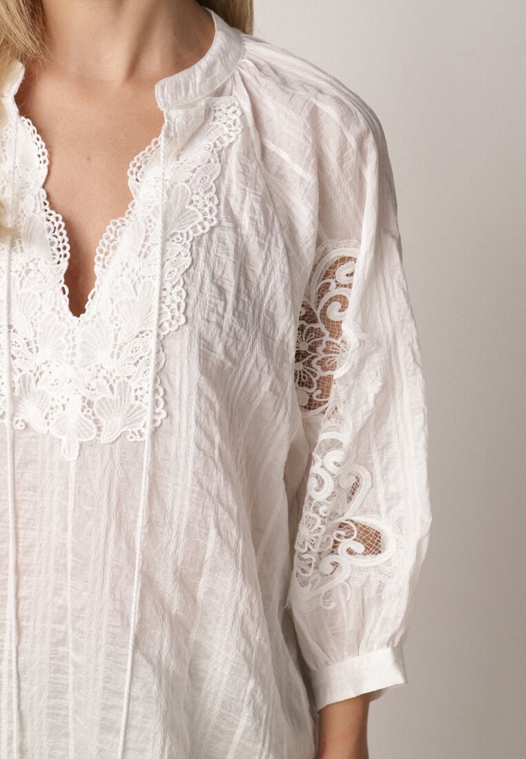 Biała Rustykalna Bluzka z Tencelu Ozdobiona Wiązaniem Koronką i Koralikami Sachi 5