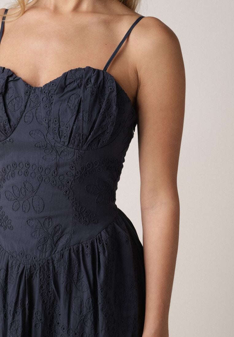 Granatowa Bawełniana Sukienka o Rozkloszowanym Kroju na Ramiączka z Haftem Rhethiphe 5