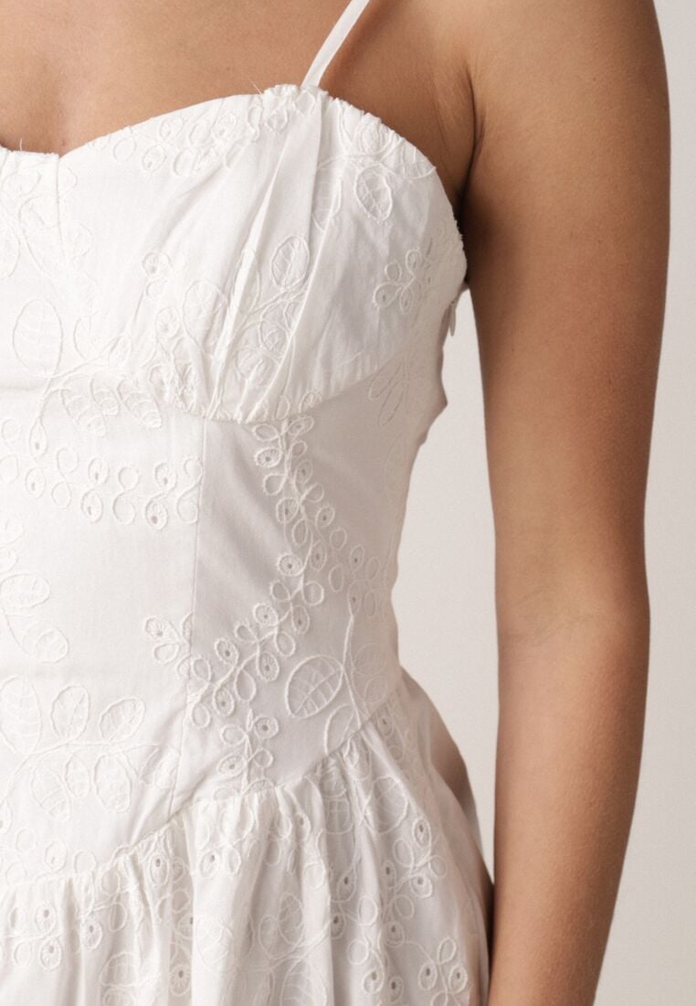 Biała Bawełniana Sukienka o Rozkloszowanym Kroju na Ramiączka z Haftem Rhethiphe 5
