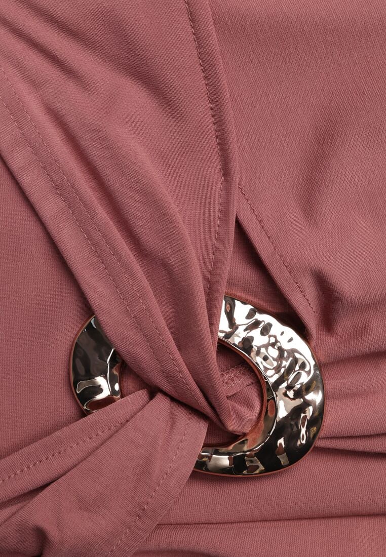 Różowa Wizytowa Sukienka Taliowana z Metaliczną Ozdobą Aroos 8