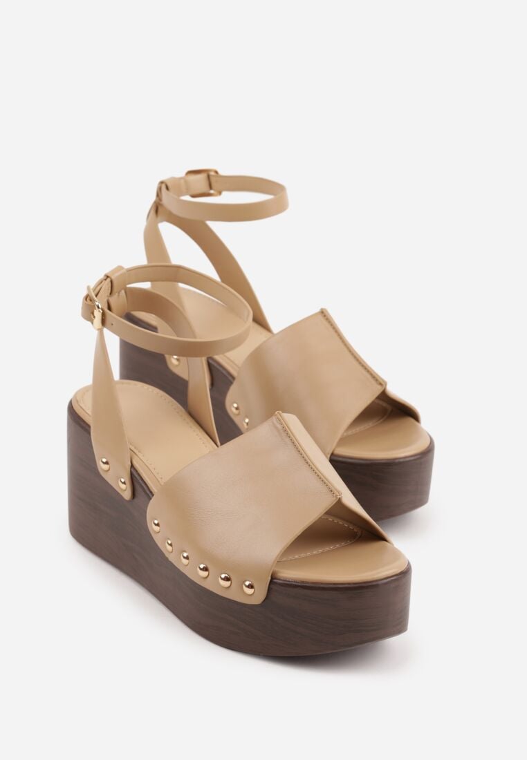 Ciemnobeżowe Sandały na Koturnie i Platformie Ozdobione Nitami Rhethe 5