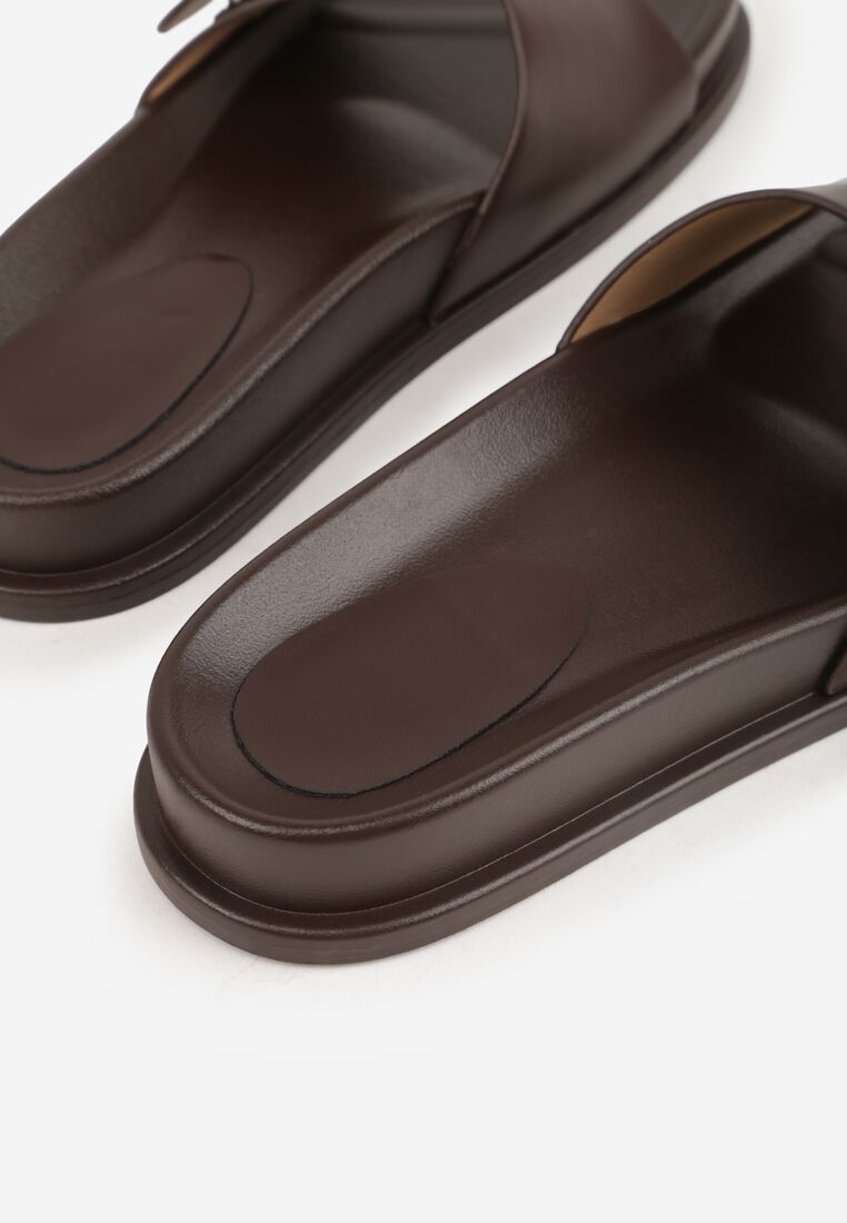 Ciemnobrązowe Klapki na Grubej Podeszwie Ozdobione Metaliczną Klamrą Lorefer 9