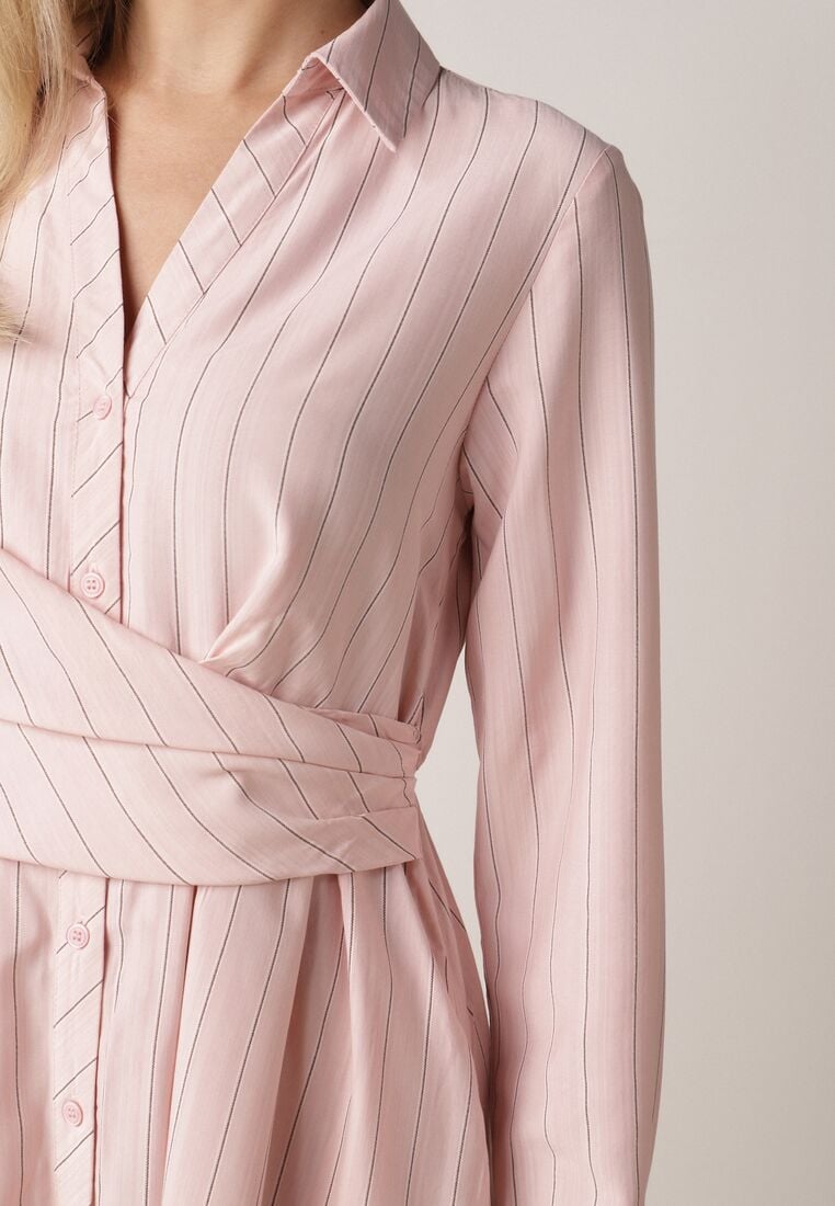 Różowa Koszulowa Sukienka z Wiskozy z Ozdobnym Marszczeniem w Talii Batena 5