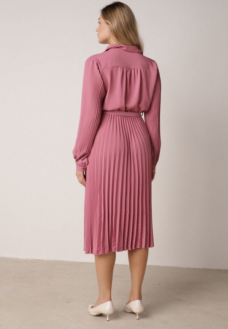 Fuksjowa Sukienka Plisowana o Koszulowym Kroju z Paskiem z Klamrą Efronta 3