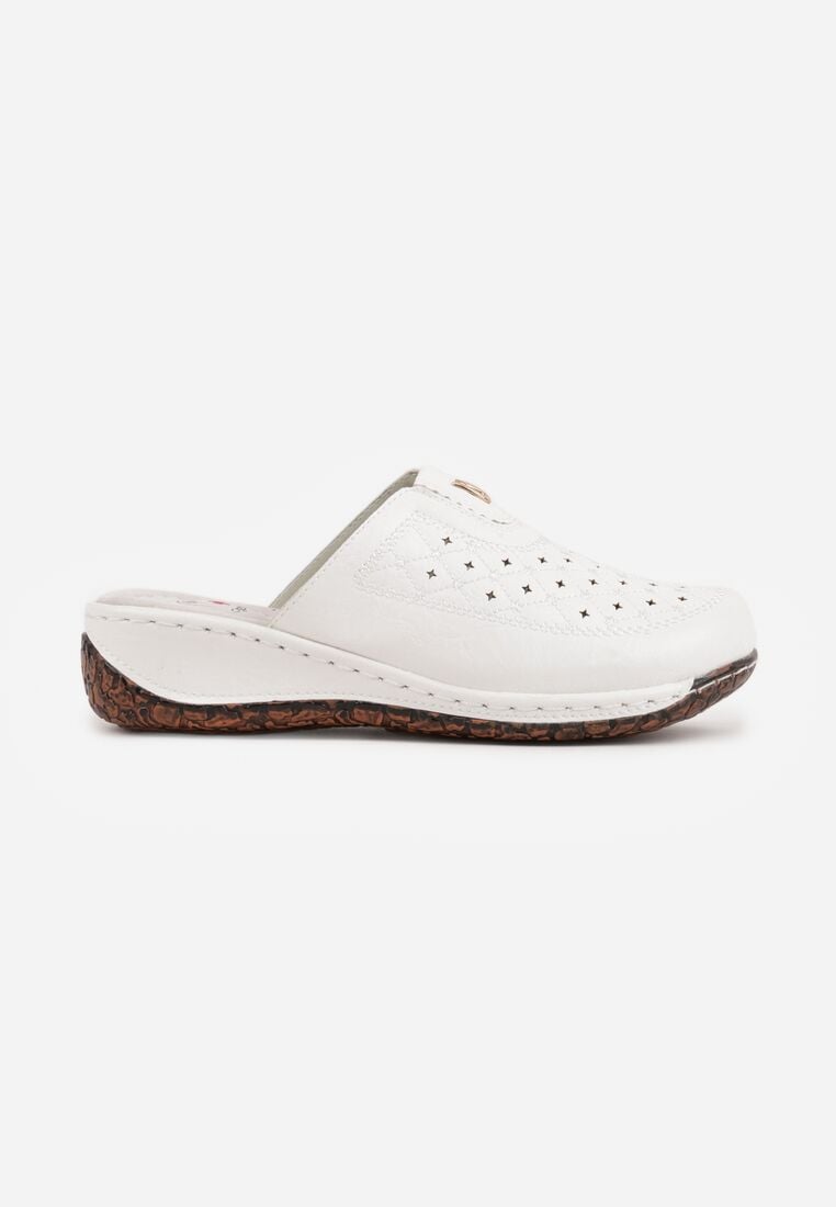 Białe Klapki na Koturnie z Perforacją Tłoczeniem i Metaliczną Aplikacją Eupheda 4