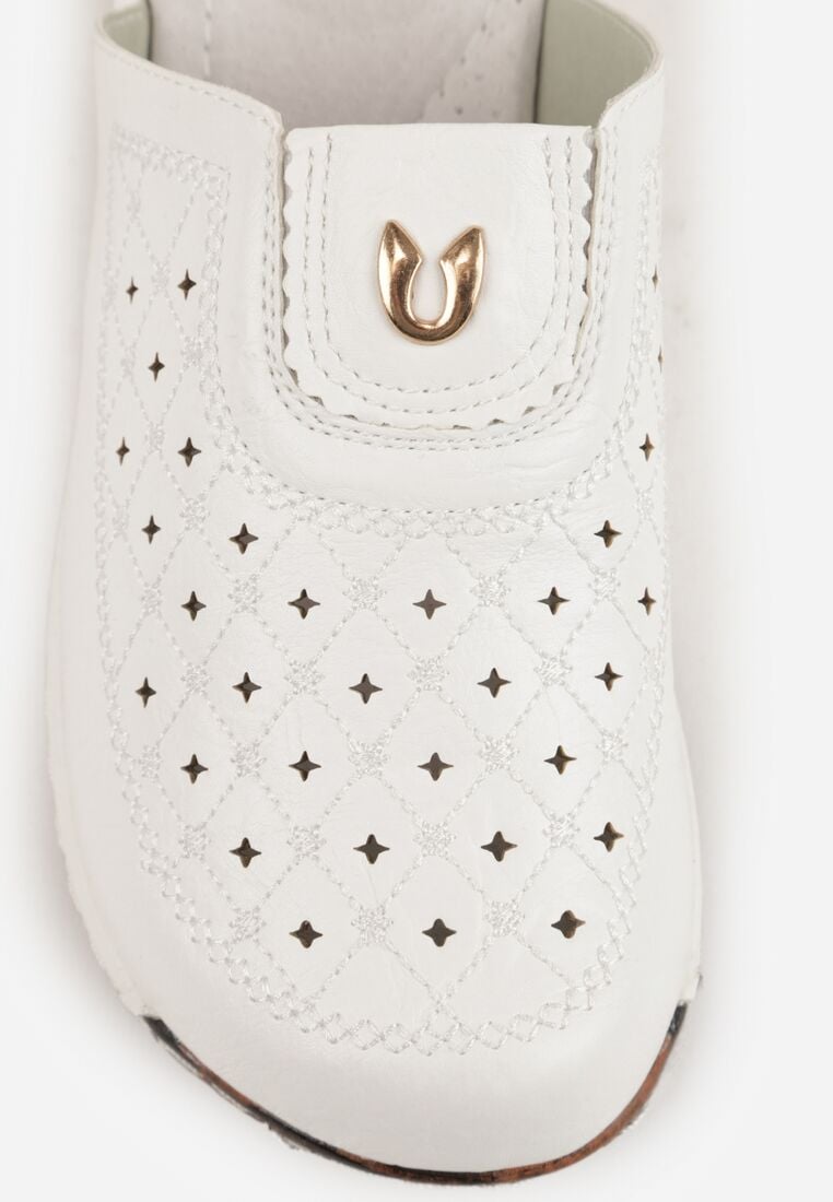 Białe Klapki na Koturnie z Perforacją Tłoczeniem i Metaliczną Aplikacją Eupheda 8