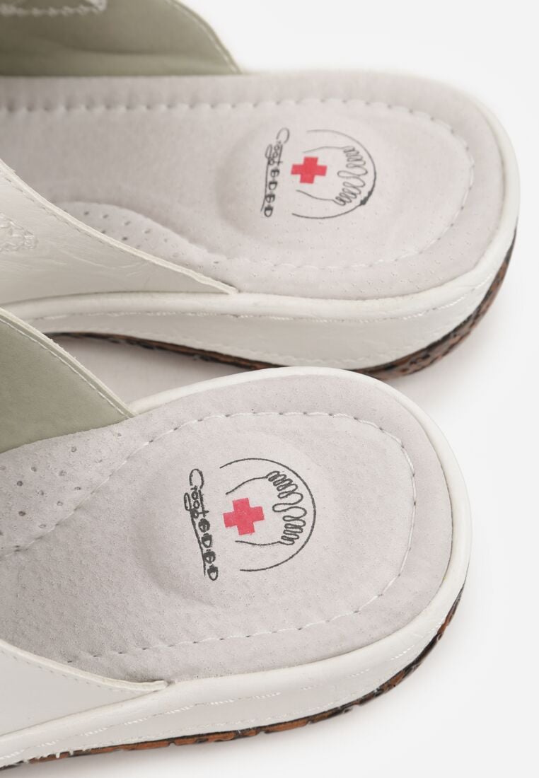 Białe Klapki na Koturnie z Perforacją Tłoczeniem i Metaliczną Aplikacją Eupheda 9