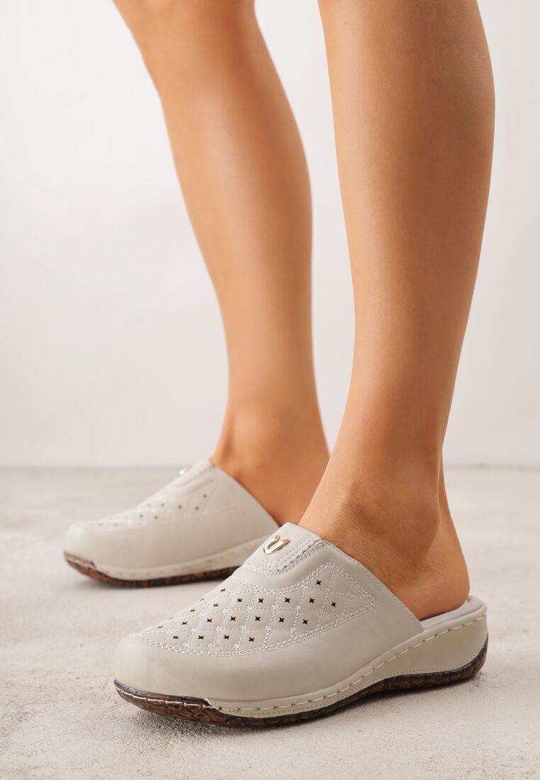 Beżowe Klapki Ozdobione Tłoczeniem Perforacją i Metaliczną Aplikacją Arihari 2