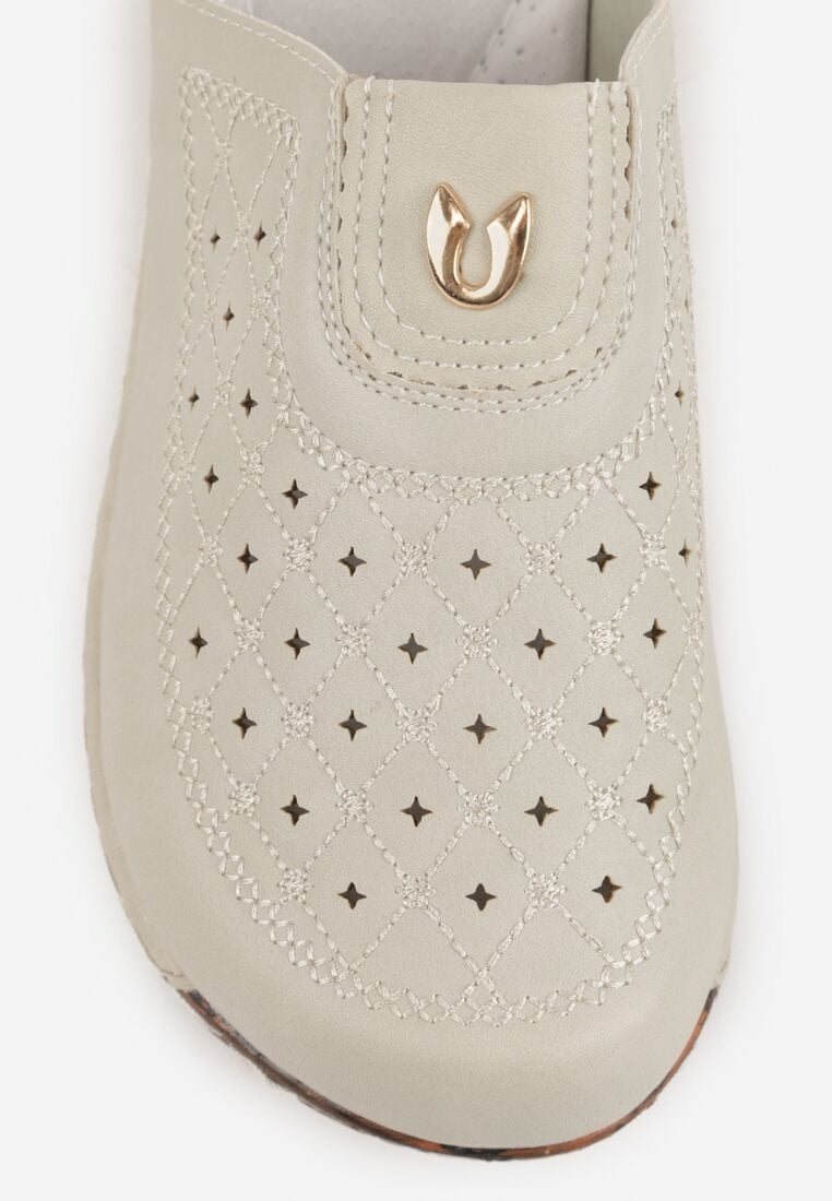 Beżowe Klapki Ozdobione Tłoczeniem Perforacją i Metaliczną Aplikacją Arihari 9