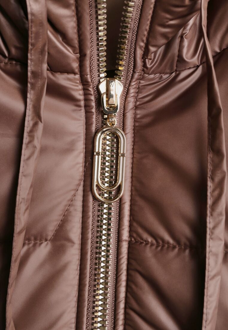 Brązowa Kamizelka z Nieodpinanym Kapturem i Geometrycznym Pikowaniem Kalousa 3