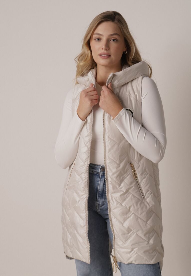 Jasnoszara Przejściowa Kamizelka Pikowana o Długim Kroju z Kapturem i Naszywką Harmaste 2