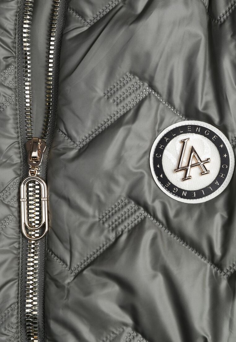 Zielona Przejściowa Kamizelka Pikowana o Długim Kroju z Kapturem i Naszywką Harmaste 8