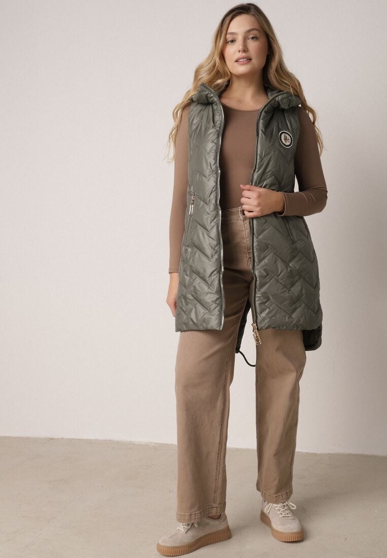 Zielona Przejściowa Kamizelka Pikowana o Długim Kroju z Kapturem i Naszywką Harmaste 2