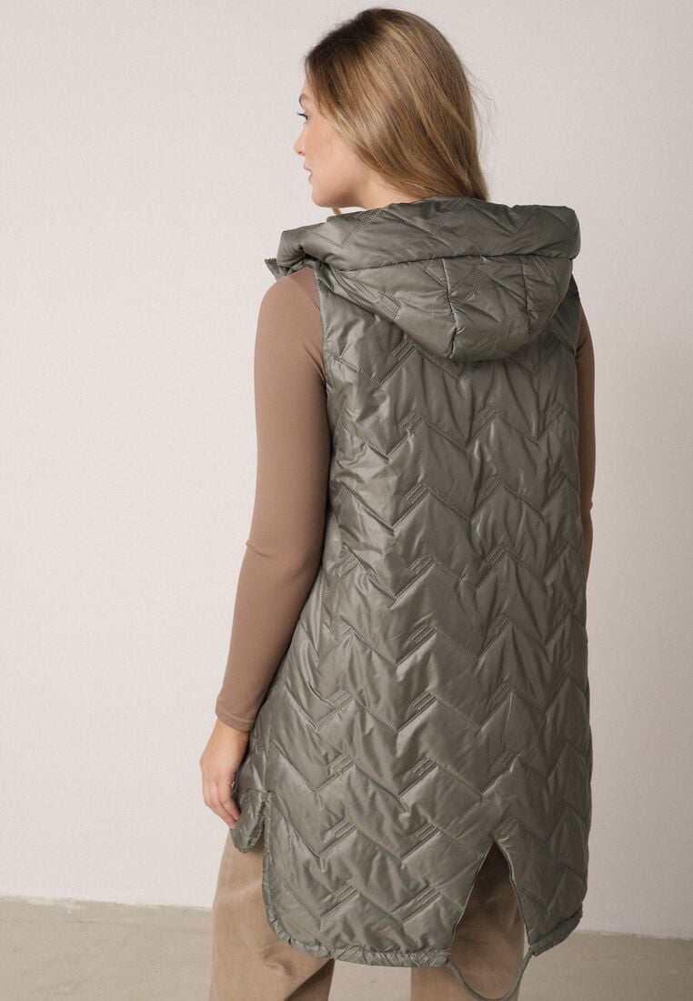 Zielona Przejściowa Kamizelka Pikowana o Długim Kroju z Kapturem i Naszywką Harmaste 3
