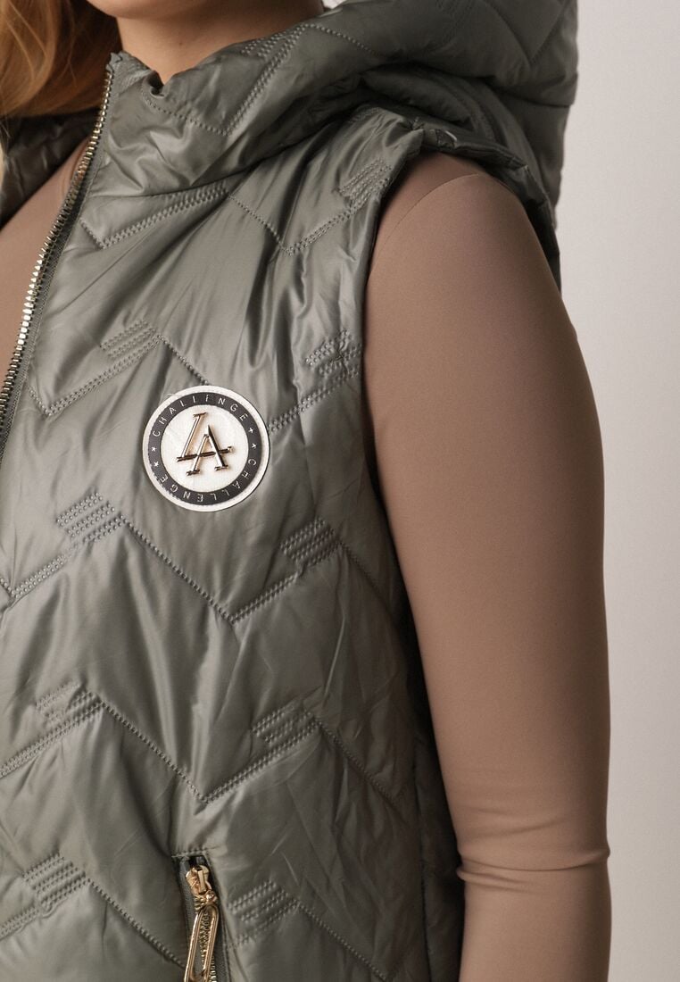 Zielona Przejściowa Kamizelka Pikowana o Długim Kroju z Kapturem i Naszywką Harmaste 5